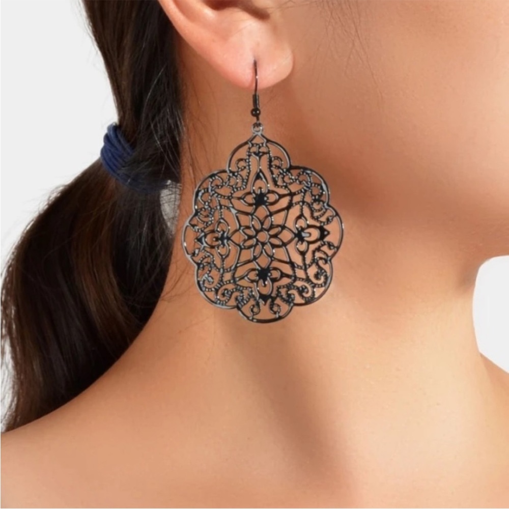 Hollow out drop earrings - Picture 2 of 3